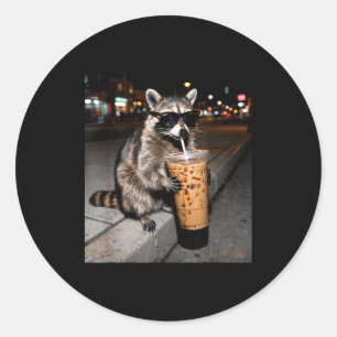 Waschbär trinkt eisgekühlten Kaffee lustiger Tier- Runder Aufkleber