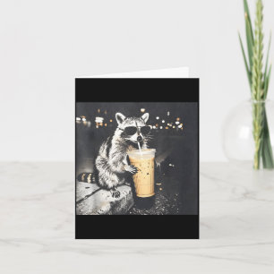 Waschbär trinkt eisgekühlten Kaffee lustiges Meme- Karte