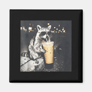 Waschbär trinkt eisgekühlten Kaffee lustiges Meme- Magnet