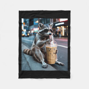 Waschbär trinkt eisgekühlten Kaffee lustiges Tier  Fleecedecke