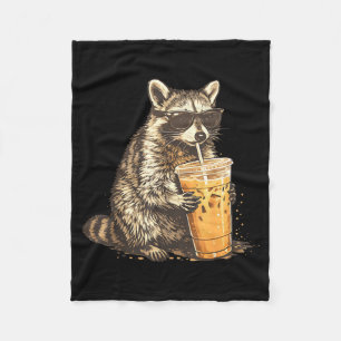 Waschbär trinkt eisgekühlten Kaffee lustiges Tier  Fleecedecke