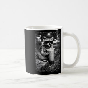 Waschbär trinkt eisgekühlten Kaffee lustiges Tier Kaffeetasse