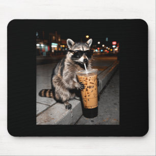 Waschbär trinkt eisgekühlten Kaffee lustiges Tier  Mousepad