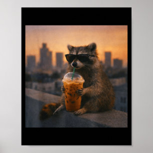 Waschbär trinkt eisgekühlten Kaffee lustiges Tier- Poster