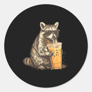 Waschbär trinkt eisgekühlten Kaffee lustiges Tier- Runder Aufkleber