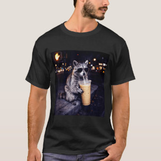Waschbär trinkt eisgekühlten Kaffee lustiges Tier  T-Shirt