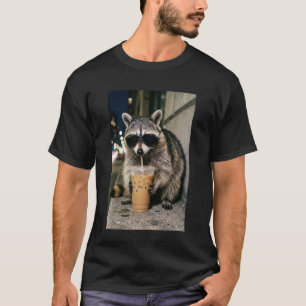 Waschbär trinkt eisgekühlten Kaffee Lustiges Tier T-Shirt