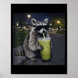 Waschbär trinkt eisgekühlten Matcha-Latte lustiges Poster