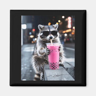 Waschbär trinkt eisgekühlten rosa Bobatea lustiges Magnet