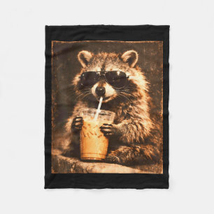 Waschbär trinkt Eiskaffee im Vintage-Stil Fleecedecke