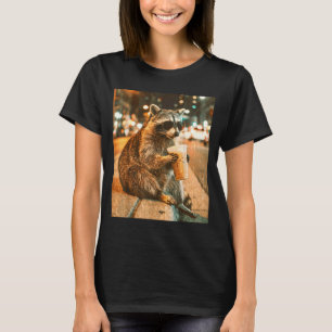Waschbär trinkt Eiskaffee im Vintage-Stil T-Shirt