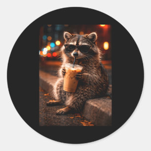 Waschbär trinkt Eiskaffee lustiger Müllpanda Runder Aufkleber