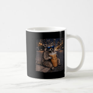 Waschbär trinkt Eiskaffee lustiger Tier-Meme Männe Kaffeetasse