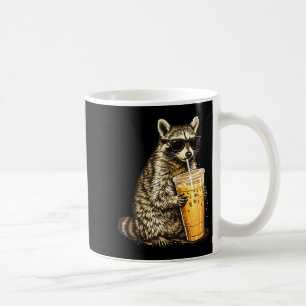 Waschbär trinkt Eiskaffee lustiger Tier-Meme Männe Kaffeetasse