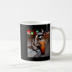 Waschbär trinkt Eiskaffee lustiger Tier-Meme Männe Kaffeetasse