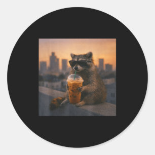 Waschbär trinkt Eiskaffee lustiger Tier-Meme Männe Runder Aufkleber