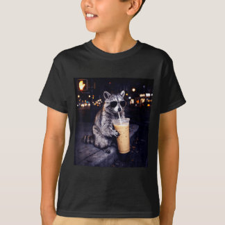 Waschbär trinkt Eiskaffee lustiger Tier-Meme Männe T-Shirt