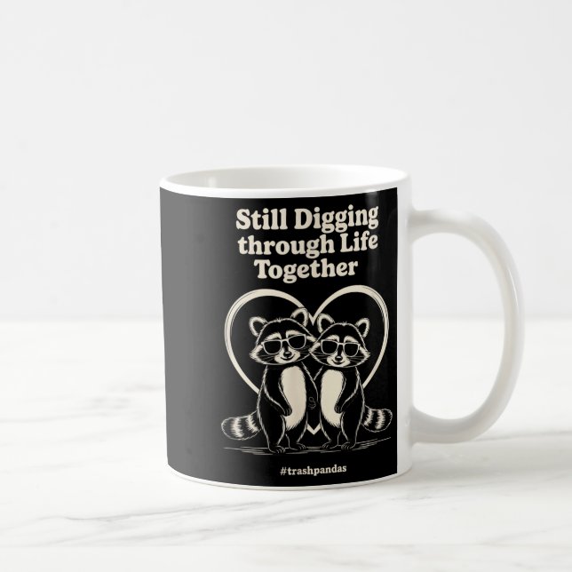 Waschbären graben immer noch gemeinsam durchs Lebe Kaffeetasse (Rechts)