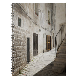 Wäscherei, die hängt, um in einer Gasse in Italien Notizblock