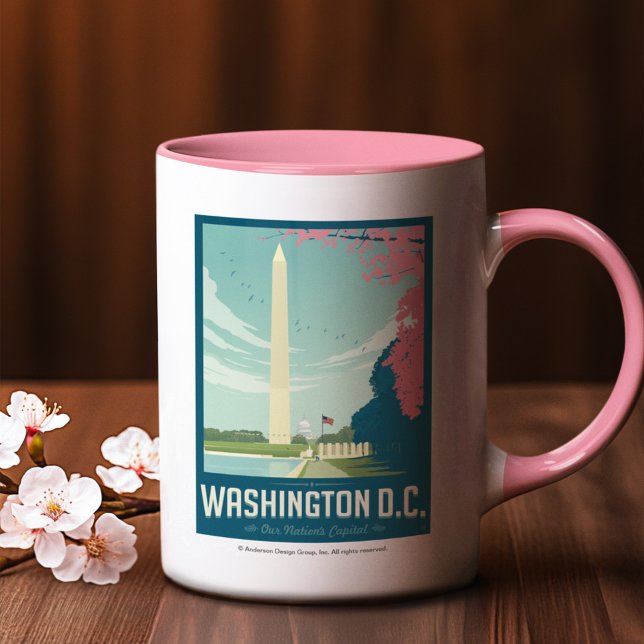 Washington, D.C. - Die Hauptstadt unserer Nation Zweifarbige Tasse (Mug on table)