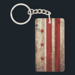 Washington DC-Flagge auf altem hölzernem Korn Schlüsselanhänger<br><div class="desc">Washington DC-Flagge auf altem hölzernem Korn Fühlen Sie sich frei, den Entwurf entsprechend Ihren eigenen Präferenzen zu ändern. Sie können den Entwurfsstandort, die Orientierung, die Hintergrundfarben und die Größe ändern. Auch Sie addieren möglicherweise Ihren eigenen Text oder Slogan-Set sein Schriftart, Standort und Größe, alle, um das entscheidende persönliche Geschenk für...</div>