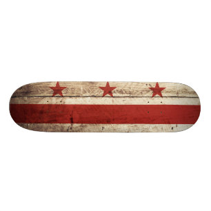Washington DC-Flagge auf altem hölzernem Korn Skateboard
