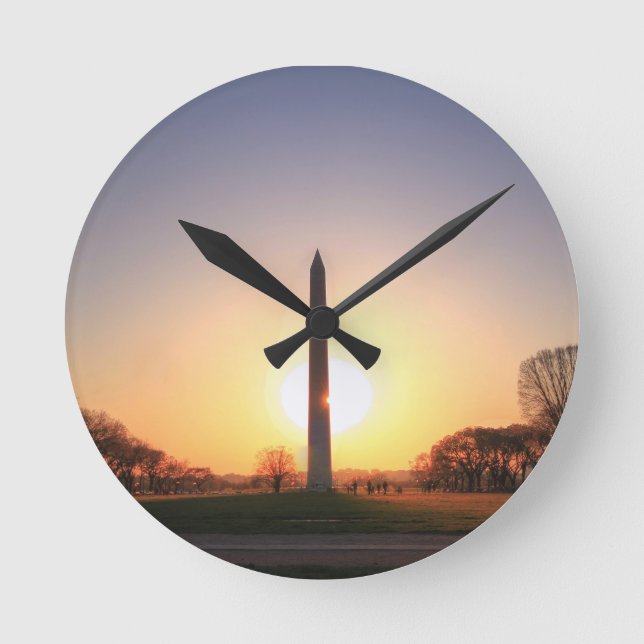 Washington Monument at Sunset Runde Wanduhr (Vorderseite)