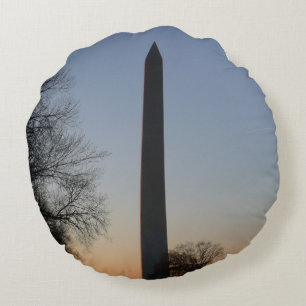 Washington Monument bei Sonnenuntergang in DC Rundes Kissen