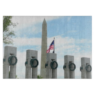 Washington Monument und WWII-Denkmal in DC Schneidebrett