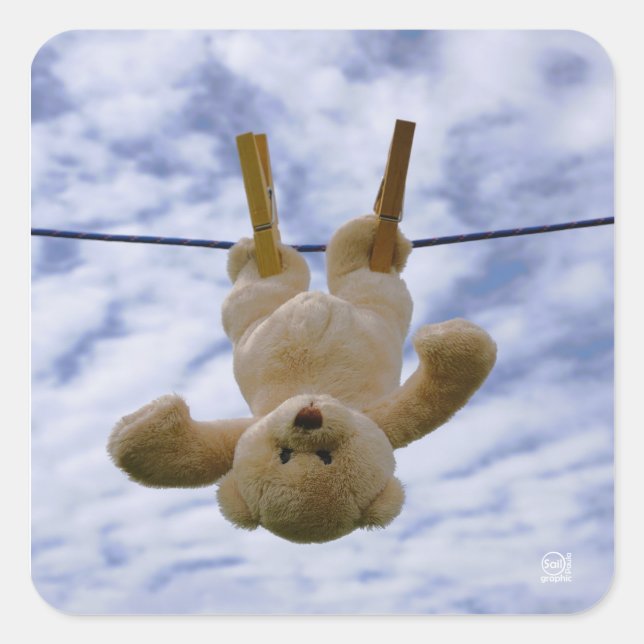 Waslijn met knuffelbeer die hangt te drogen. quadratischer aufkleber (Vorderseite)