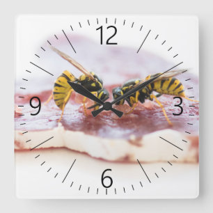Wasps essen eine Wurst Quadratische Wanduhr