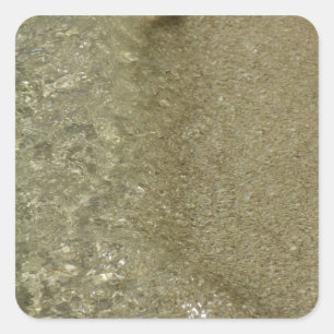 Wasser auf dem Strand II Abstrakte Naturfotografie Quadratischer Aufkleber