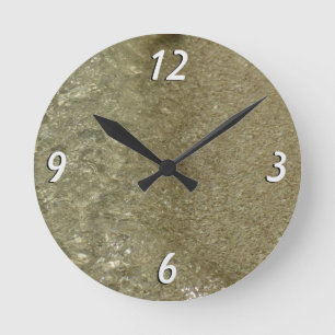 Wasser auf dem Strand II Abstrakte Naturfotografie Runde Wanduhr