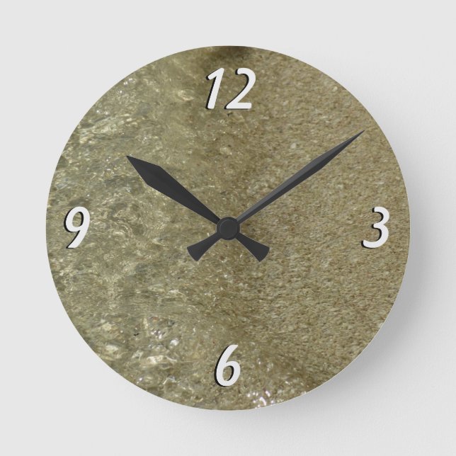 Wasser auf dem Strand II Abstrakte Naturfotografie Runde Wanduhr (Vorderseite)