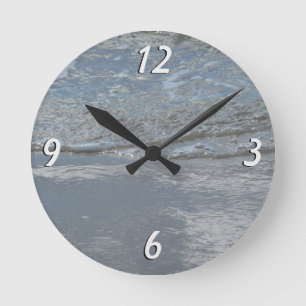 Wasser, das am Strand leckt, abstrakte Fotografie Runde Wanduhr