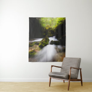 Wasser, das durch den bezauberten Mooswald fließt Wandteppich