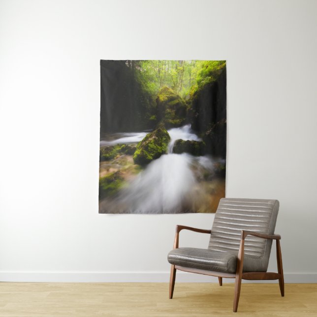 Wasser, das durch den bezauberten Mooswald fließt Wandteppich (Beispiel)