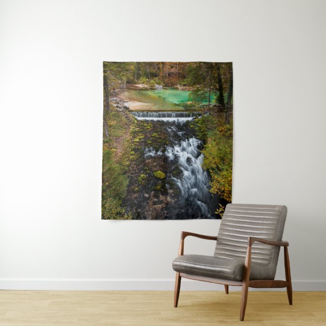 Wasser, das durch den Herbstwald fließt Wandteppich (Beispiel)