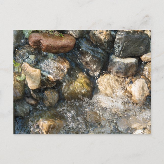 Wasser, das über Steine fließt, in einem gestrafft Postkarte (Vorderseite)