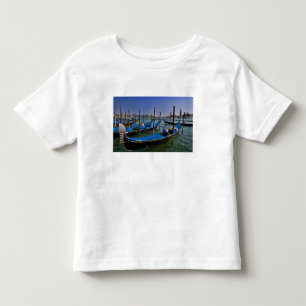 Wasser des Grand Canal mit aufgereihten Gondelboot Kleinkind T-shirt