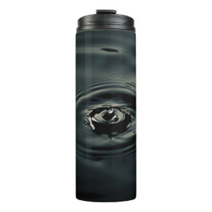 WASSER FALLT IN WASSER EIN THERMOSBECHER