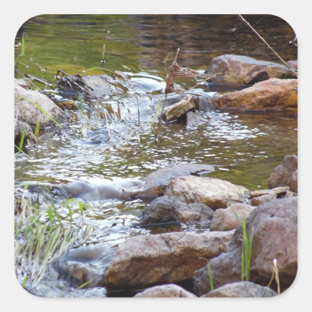 Wasser fließt durch Felsen Quadratischer Aufkleber (Vorderseite)