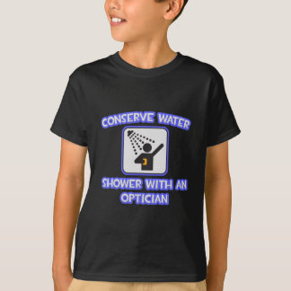 Wasser sparen .. Dusche mit einem Optiker T-Shirt