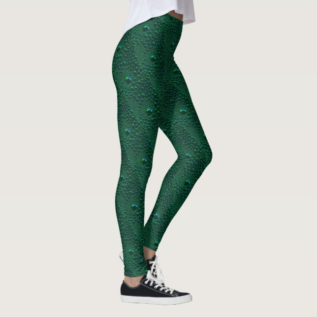 Wasser tropft auf grünem Metall Leggings (Rechts)