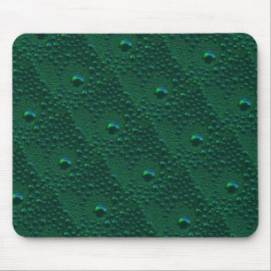 Wasser tropft auf grünem Metall Mousepad