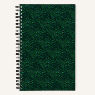 Wasser tropft auf grünem Metall Notizbuch