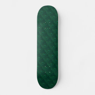 Wasser tropft auf grünem Metall Skateboard