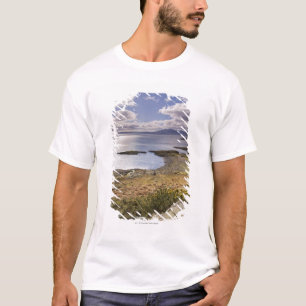 Wasser- und Küstenansicht in hochgebogene T-Shirt