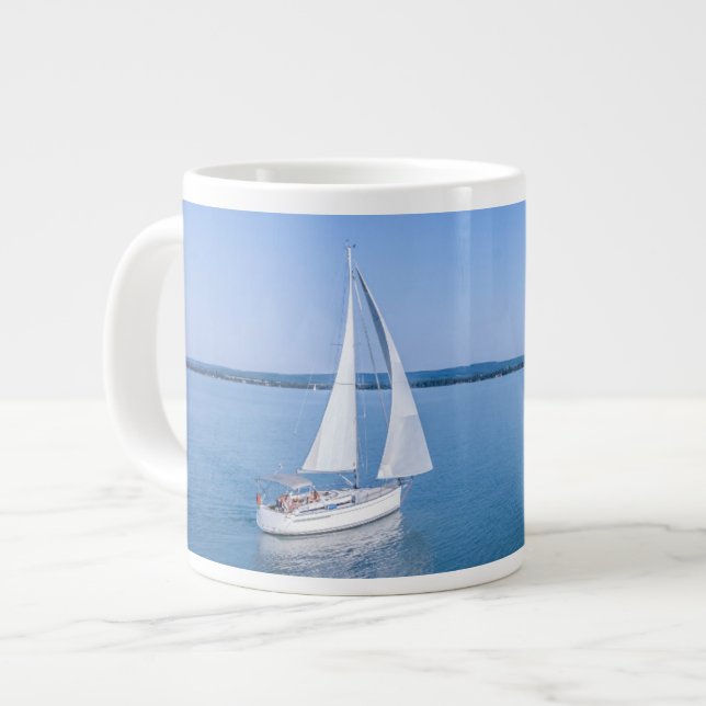 Wasser | Yacht am Plattensee Ungarn Jumbo-Tasse (Vorderseite Links)