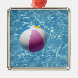 Wasserball im Swimmingpool Ornament Aus Metall